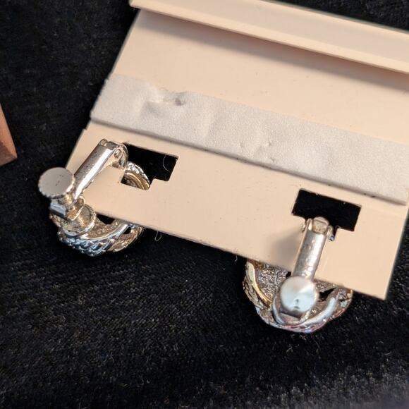 Vintage NWT Napier Screw Back Clip On Two Tone Textured Knot Earring - Picture 2 of 3